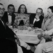 Coco Chanel (ganz rechts), Igor Stravinsky (Mitte hinten), der Tänzer der ballets russes Sergei Lifar (links hinten):