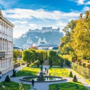 Ausblick auf Salzburg mit den Mirabellgärten im Vordergrund