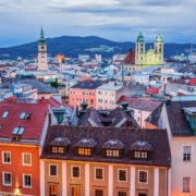 Linz mit der Stadtpfarrkirche und Ignatiuskirche (Bruckners Arbeitsorte):