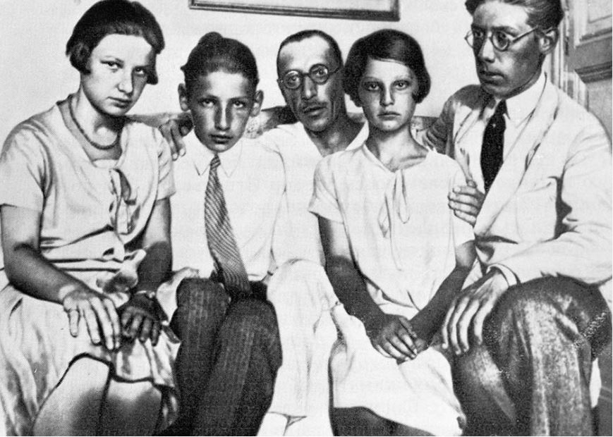 Igor Stravinski with children mit Kindern Biografie Biography Life Leben Places Orte Music Musik Travel Guide Reisen Reiseführer