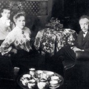 Familie Strauss in ihrer Berliner Wohnung