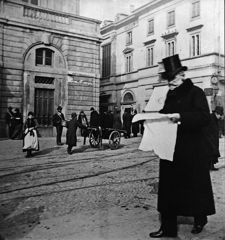 Giuseppe-Verdi-Milano in front of la scala