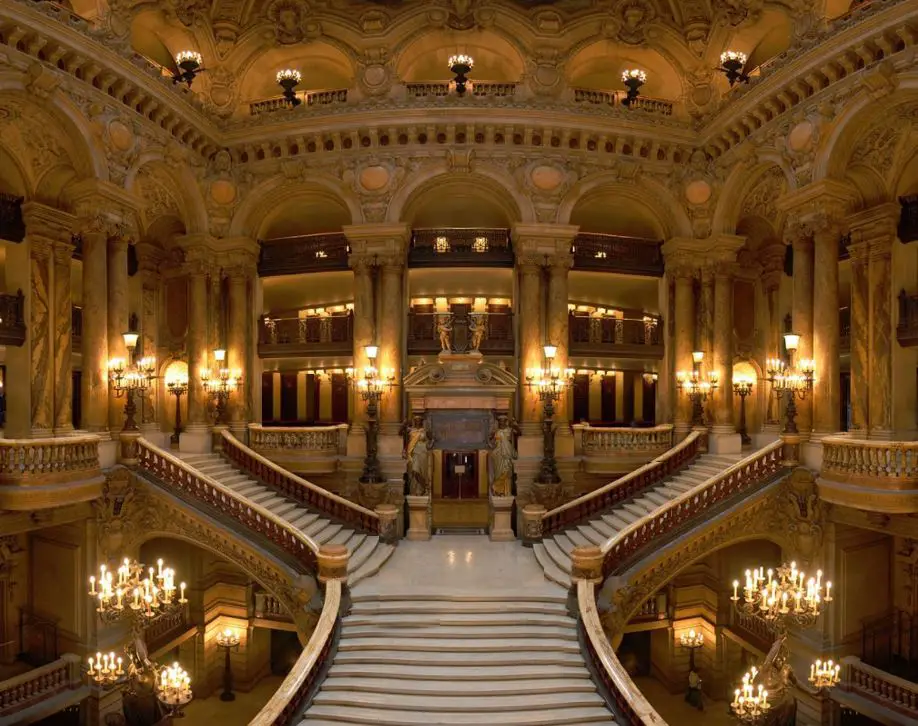 Grosse Treppe Grand stairs Palais Garnier Paris Reiseführer Travelguide Classical Music Klassische Musik Oper Opera Kultur Culture